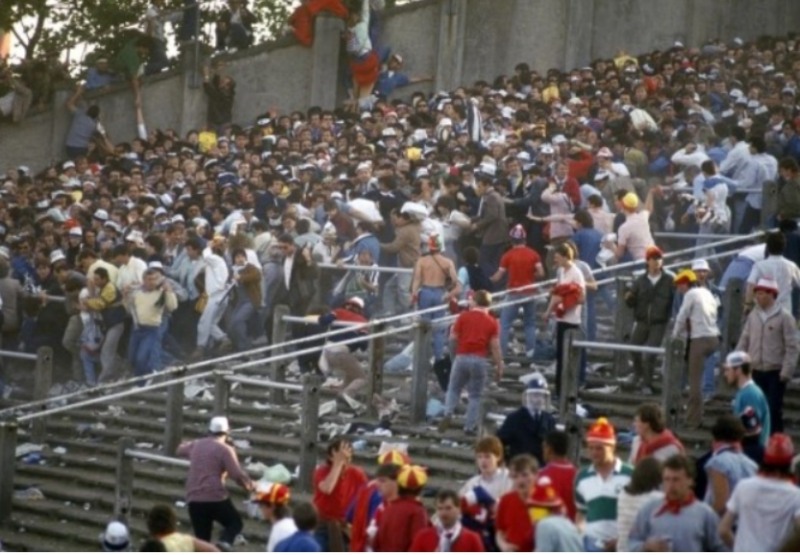 '훌리건'은 집단적인 폭력을 일삼는 축구팬을 말한다. 사진은 훌리건들에 의해 발생한 축구 역사상 최대 사고인 1985년 헤이젤 참사 당시 모습.
