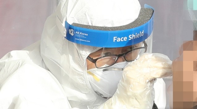 지난달 31일 인천시 미추홀구 주안역 신종 코로나바이러스 감염증(코로나19) 임시선별검사소에서 의료진이 검사를 하고 있다.