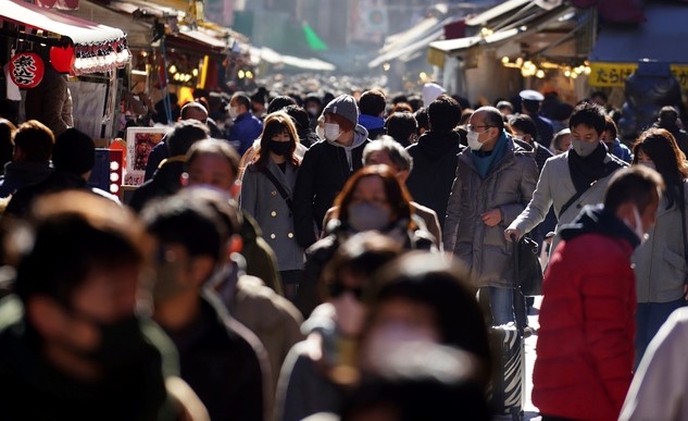 31일 마스크를 착용한 사람들이 일본 도쿄 한 상점가를 지나고 있다.