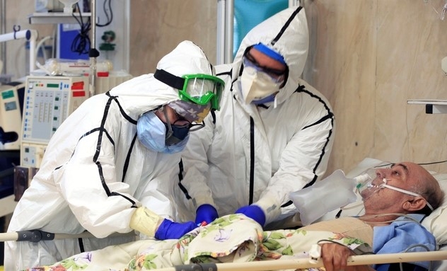 지난해 10월14일 이란 테헤란의 한 병원에서 보건부 장관과 의료진이 신종 코로나바이러스 감염증(코로나19) 환자를 살펴보고 있다. 세계보건기구(WHO)는 31일(현지시간) 미국 제약사 화이자와 독일 연구소 바이오엔테크가 공동 개발한 신종 코로나바이러스 감염증(코로나19) 백신에 대한 긴급 사용을 승인했다. 이에 따라 이란 등 백신을 구하기 힘들었던 나라에서도 화이자·바이오엔테크의 백신을 수입하고 유통할 수 있게 됐다.