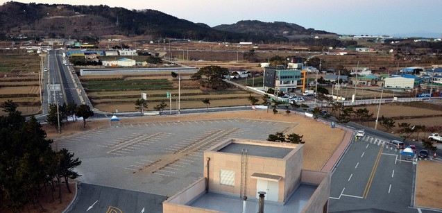 2021년 신축년(辛丑年) 새해가 시작된 1일 오전 경북 포항시 남구 호미곶 해맞이 광장 주변 도로와 주차장이 텅 비어 있다. 포항시는 신종 코로나바이러스 감염증(코로나19) 확산을 막기 위해 오는 3일까지 호미곶 해맞이 광장 출입을 통제한다.