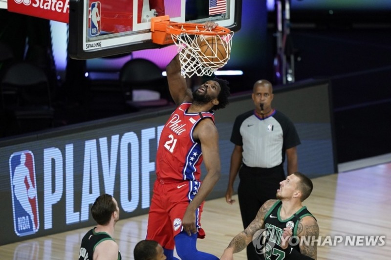 조엘 엠비드의 덩크슛.