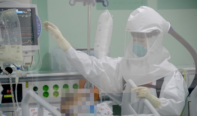 2021년 신축년(辛丑年) 새해가 시작된 1일 오전 신종 코로나바이러스 감염증(코로나19) 중증환자들이 입원 중인 울산대병원 특수(음압)중환자실에서 간호사들이 환자를 돌보고 있다.