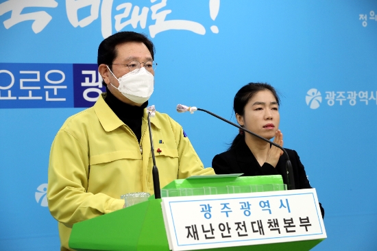 이용섭 광주광역시장이 2일 오전 시청 브리핑실에서 코로나19 온라인 브리핑을 하고 있다./사진=광주시