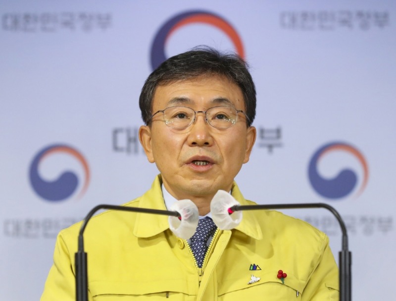 권덕철 보건복지부 장관이 2일 오전 서울 종로구 정부서울청사 합동브리핑실에서 정례브리핑을 하고 있다. (사진=보건복지부 제공)