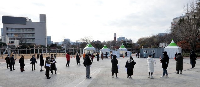 지난 1일 오후 대구 중구 국채보상운동기념공원에 마련된 신종 코로나바이러스 감염증(코로나19) 임시 선별진료소에서 시민들이 검사를 받기 위해 줄 지어 서 있다.