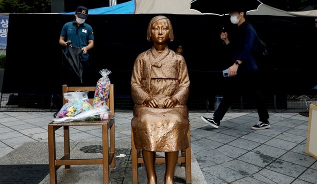 일본군 '위안부' 피해자 기림의 날인 지난해 8월14일 오전 서울 종로구 옛 일본대사관 앞 평화의 소녀상 뒤로 시민들이 이동하고 있다.