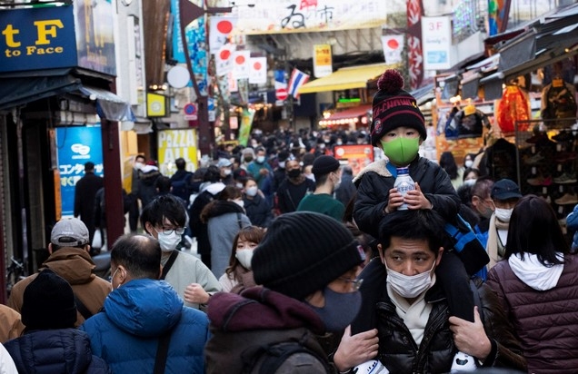 새해를 앞둔 12월31일 오후 코로나19 확산 방지를 위해 마스크를 쓴 일본 도쿄 시민들이 상가에 몰려 새해맞이 장을 보고 있다.