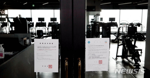 신종 코로나바이러스 감염증(코로나19) 국내 발병 이후 처음으로 신규 확진자 수가 1000명을 넘어선 지난 12월 13일 오후 경기 부천의 한 헬스장에 집합금지명령 안내문이 부착돼 있다.