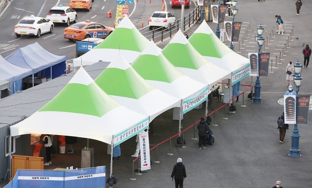 2일 서울 중구 서울역앞에 마련된 신종 코로나바이러스 감염증(코로나19) 임시선별검사소가 신축년 첫 주말에도 운영을 하고 있다. 서울시는 3일 종료할 예정이었던 임시 선별검사소 운영을 2주 더 연장한다. 다만, 연장 운영에 따른 의료진의 피로도를 줄이기 위해 기존 63곳 중 9곳을 근처에 있는 검사소로 통합운영 된다.