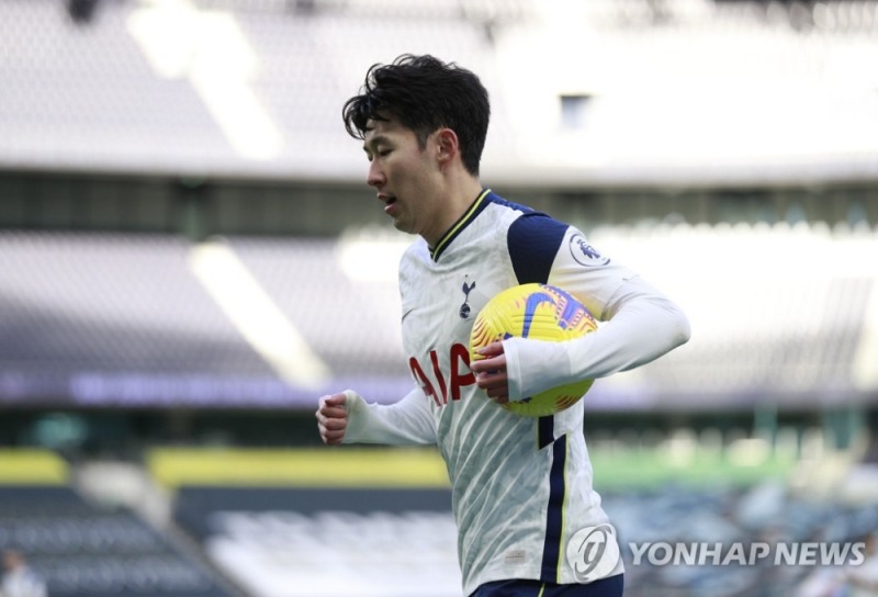 토트넘 훗스퍼 스타디움에서 통산 100호골을 작성한 손흥민. 영국인들은 경기장을 뜻하는 말로 스타디움과 함께 피치라는 표현을 즐겨 사용한다.