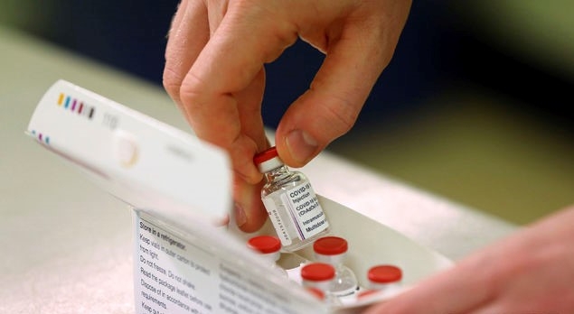 2일 영국 잉글랜드 도시의 프린세스 로열 호스피털에 아스트라제네카-옥스퍼드대 공동개발의 코로나 19 백신이 4일 접종 개시를 앞두고 도착한 뒤 내용물 확인 절차를 거치고 있다.