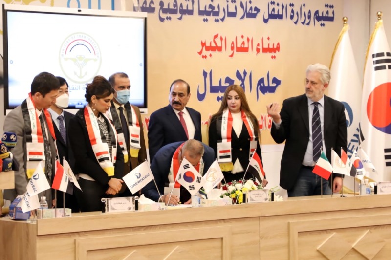 사진=파르한 알 파르투시(Dr. Farhan Al Fartoosi / Director General, GCPI) 이라크 항만공사 사장이 12월 30일(현지시간) 이라크 바그다드에서 바스라주 알포 신항만 1단계 후속공사 패키지(5건) 공사 계약서에 서명하고 있다.(맨 왼쪽) 대우건설 김진우 현장소장