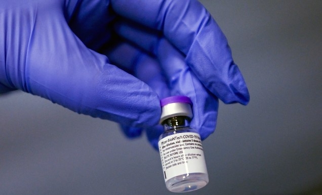 2020년 12월27일 EU 일원으로 화이자-바이오엔테크 코로나19 백신의 접종 주사를 실시한 이탈리아 토리노에서 의료진이 자주색 마개의 화이자 백신 주사병을 들고 있다.