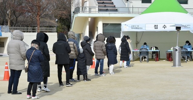 새해 첫 주말인 3일 오후 대구 달서구 두류공원에 마련된 신종 코로나바이러스 감염증(코로나19) 임시선별진료소에서 시민들이 검체 채취를 하기 위해 줄을 서 있다.