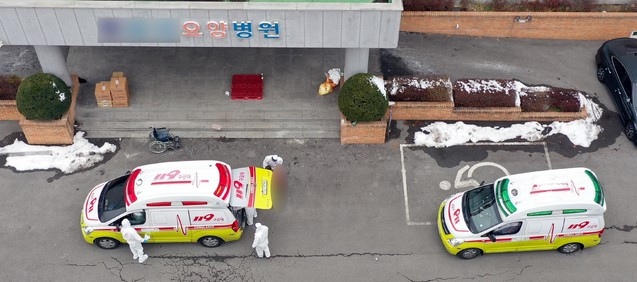 3일 오후 광주 광산구 한 요양병원이 신종 코로나바이러스 감염증(코로나19) 집단확진으로 통제되고 있는 가운데 방역당국이 환자를 타 병원으로 옮기고 있다. 요양병원에서는 이날 오후 2시기준 종사자 9명, 환자 53명 등 총 62명이 코로나19 확진 판정을 받았다.