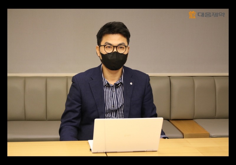 4일 오전 온라인으로 개최된 2021년 대웅제약 시무식에서 전승호 사장이 신년사를 발표하고 있다.