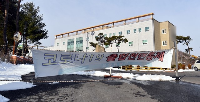 3일 오전 광주 광산구 한 요양병원이 신종 코로나바이러스 감염증(코로나19) 확진자 집단발생으로 통제되고 있다. 요양병원에서는 이날 오전 8시기준 종사자 7명, 환자 53명 등 총 60명이 코로나19 확진 판정을 받았다.