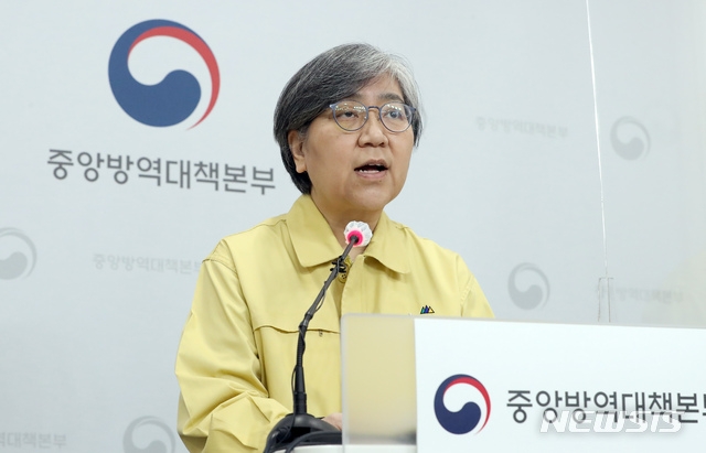정은경 질병관리청장이 지난달 31일 충북 청주 질병관리청에서 브리핑을 열고 모더나社와 코로나19 백신 4000만 회분의 선 구매 계약 체결을 완료했다고 밝히고 있다.