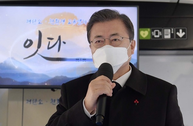 문재인 대통령이 4일 오전 강원 원주시 원주역사를 출발한 저탄소·친환경 고속열차인 KTX-이음(원주-제천) 열차에 탑승해 KTX-이음 개발 경과보고를 받은 후 마무리 발언을 하고 있다.