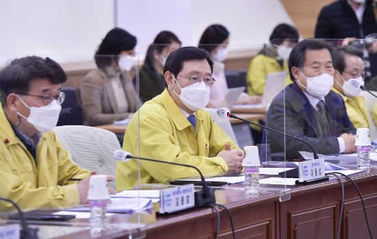 이용섭 광주광역시장이 4일 오후 시의회 대회의실에서 김용집 시의회 의장, 장휘국 시교육감, 5개 구청장, 민관공동대책위원, 요양시설협회장, 주요 병원장 등 20여 명이 참석한 가운데 열린 '코로나19 민관공동대책위원회' 회의를 주재하고 코로나19 확산에 따른 대응 방안을 논의하고 있다./사진=광주시
