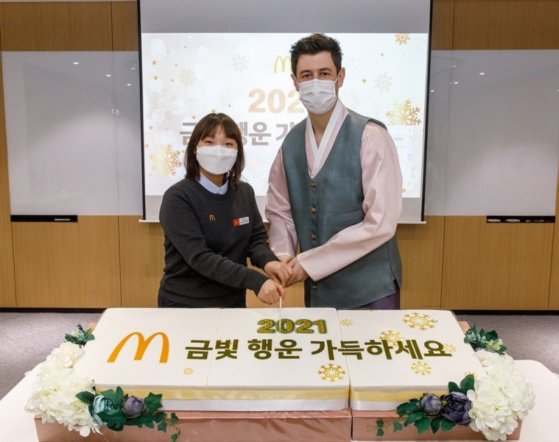 한국맥도날드 앤토니 마티네즈 대표 (우)와 서울시청점 김아영 점장 (좌)이 4일 한국맥도날드 본사에서 열린 신년맞이 첫 비대면 사내 타운홀 행사에서 떡 케이크 커팅식을 하고 있다.