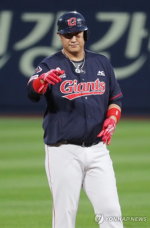 KBO 리그 최고액 연봉(25억원)을 받는 이대호는 2번째 FA 자격을 얻었지만 최소 50% 이상의 연봉 삭감이 불가피할 전망이다