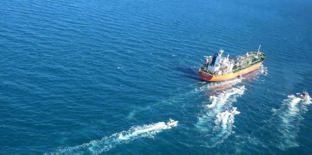 4일(현지시간) 한국 국적의 유조선 'MT-한국케미호'가 걸프 해역(페르시아만)에서 이란 혁명수비대에 나포됐다. 사진은 이란 타스님통신이 보도하고 AP통신이 배포한 것으로 'MT-한국케미호' 주변을 선박 여러 대가 쫓는 모습을 확인할 수 있다.