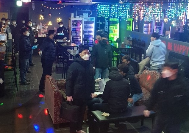 대구시 코로나19 특별단속반이 중점·일반관리시설에 대한 집합금지와 방역수칙 이행 등의 행정명령 이행여부 점검을 하고 있다.(사진=대구시 제공)