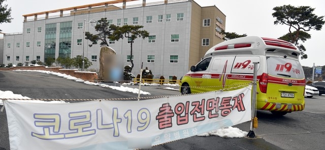 3일 오후 광주 광산구 한 요양병원이 신종 코로나바이러스 감염증(코로나19) 집단확진으로 통제되고 있는 가운데 구급차량이 환자를 타 병원으로 옮기기 위해 들어가고 있다. 요양병원에서는 이날 오후 2시기준 종사자 9명, 환자 53명 등 총 62명이 코로나19 확진 판정을 받았다.