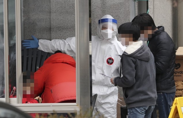 지난 4일 오후 서울 동대문구보건소에 마련된 동대문구선별진료소에서 시민들이 검사를 받기 위해 줄지어 기다리고 있다.