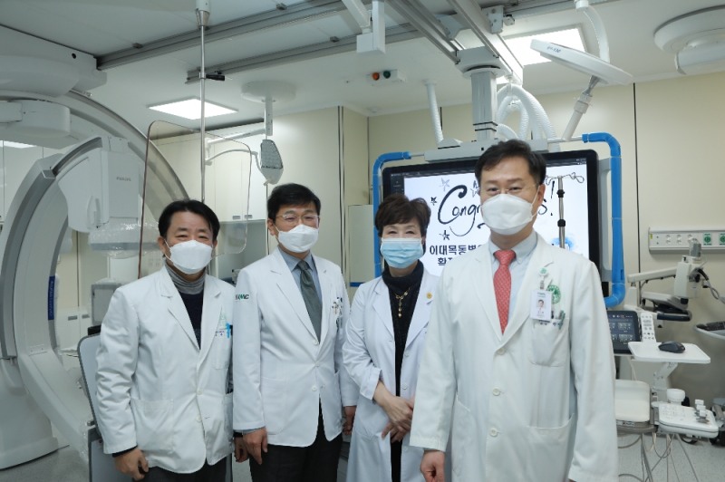 박시훈 순환기내과 교수, 유재두 이대목동병원장, 유경하 이화여자대학교 의무부총장 겸 의료원장, 권기환 순환기내과 교수(왼쪽부터)