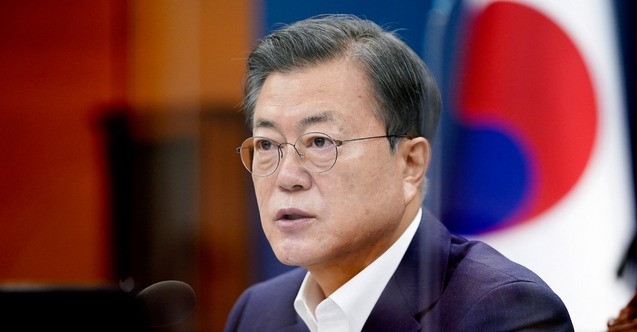 문재인 대통령이 5일 오전 청와대 여민관에서 영상으로 열린 제1회 국무회의를 주재하고 있다.