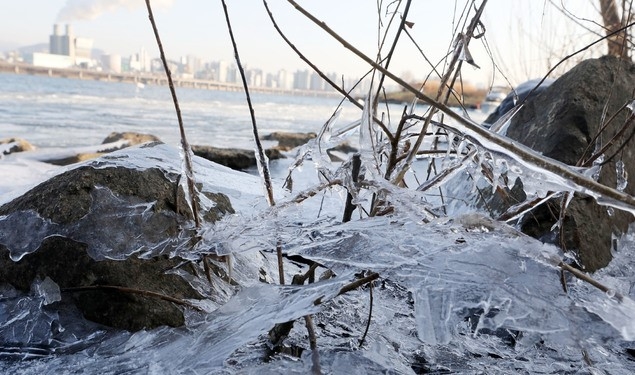 24절기 중 가장 추운 '소한'(小寒)인 5일 오전 서울 영등포구 여의도 한강변에 고드름이 달려 있다. 기상청은 “낮부터 북서쪽에서 차가운 공기가 내려오면서 서울 등 중부지방과 전북을 중심으로 영하권의 기온을 나타내겠다”고 말했다.