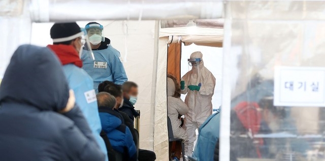 신종 코로나바이러스 감염증(코로나19) 신규 확진자가 715명으로 집계된 5일 서울 서대문구 신촌기차역 공영주차장에 마련된 임시선별진료소에서 의료진들이 업무를 보고 있다.