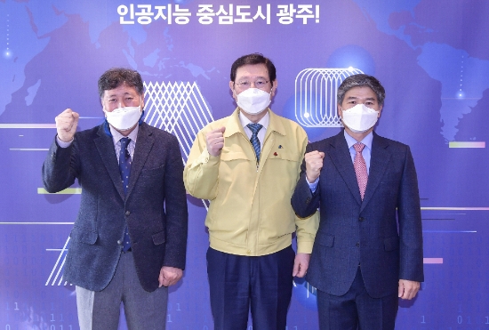 이용섭 광주광역시장이 5일 오전 시청 접견실에서 광주FC 최만희 대표이사, 김호영 감독과 면담을 하고 구단 혁신방안에 대해 논의한 뒤 기념촬영을 하고 있다./사진=광주시