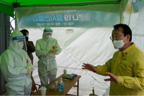 5일 목포 평화광장에 마련된 코로나19 임시선별검사소를 방문한 김종식 시장이 현장 근무자를 격려하고 있다/사진=목포시