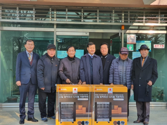 위성식의장이 노인대학에 히터 4대를 전달했다/사진=강진군