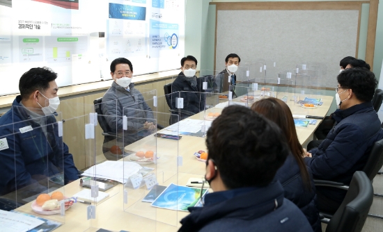 ㈜로우카본 방문, 김영록 전남도지사와 기업 애로사항 청취/사진=강진군