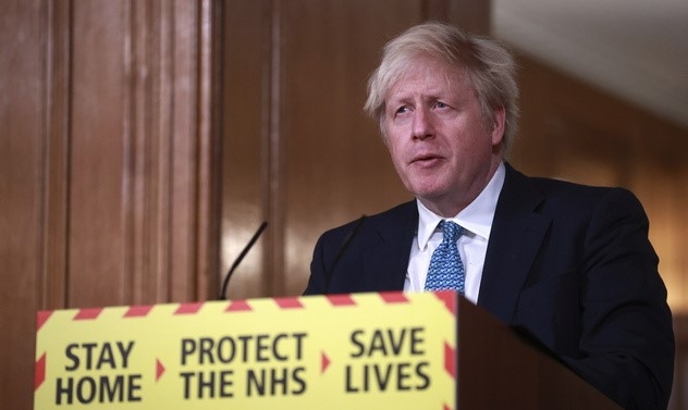 보리스 존슨 영국 총리가 5일(현지시간) 총리관저에서 코로나19 관련 기자회견을 하고 있다.