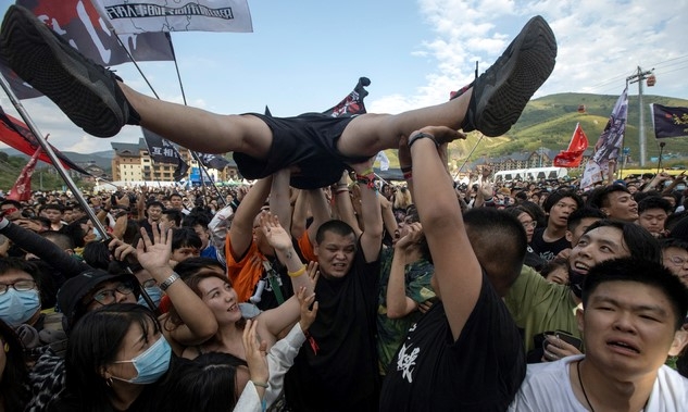 15일(현지시간) 중국 허베이성 충리에서 '헬로 충리-타이우' 미디 음악 행사가 열려 행사장에 몰린 참석자들이 뒤엉켜 즐기고 있다. 중국에서 해외 여행객들로부터 코로나19 확진 사례가 늘어나는 가운데 대규모 행사가 재개되고 있다.