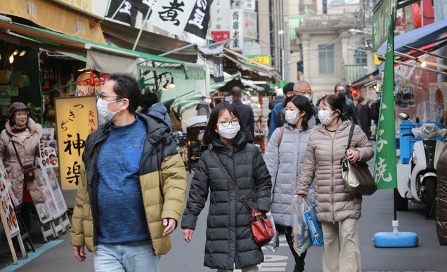 5일 일본 도쿄의 츠키지 수산 시장에서 코로나19 확산 방지를 위해 마스크를 쓴 시민들이 장을 보러 나와 둘러보고 있다.