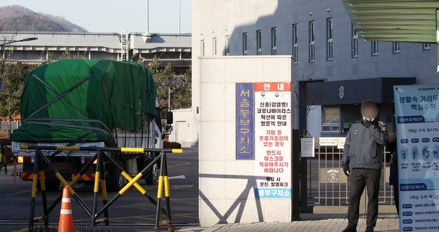 6일 오전 서울 송파구 서울 동부구치소에서 방역용품을 실은 트럭이 들어가고 있다. 이날 법무부는 서울동부구치소 직원 429명, 수용자 338명에 대한 제6차 전수조사 결과, 수용자 66명이 추가 확진됐다고 밝혔다.