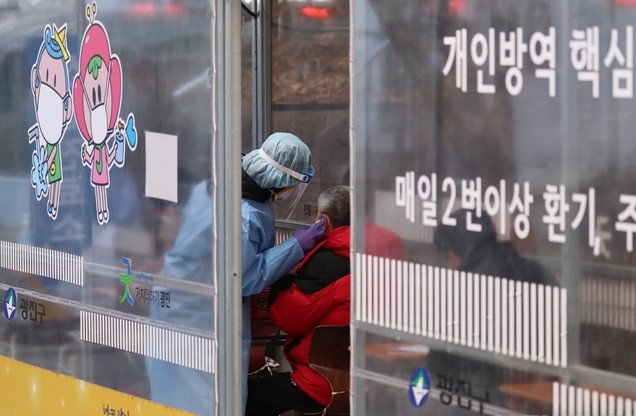 질병관리청 중앙방역대책본부 발표에 따르면 0시 기준 코로나19 누적 확진자가 715명으로 증가한 지난 5일 오전 서울 광진구보건소 선별진료소에서 의료진들이 검사 업무를 하고 있다. 〈사진은 기사와 직접관련이 없습니다.〉