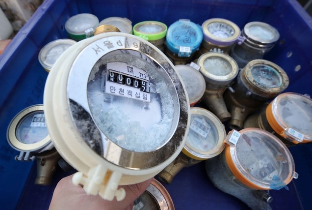 북극발 한파로 서울 아침 최저기온이 영하 11도를 기록한 6일 오전 서울 종로구 효자가압장에서 동파된 수도계량기가 상자에 담겨져 있다.