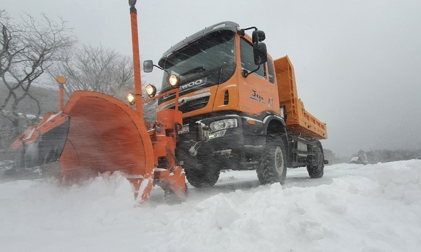 제주 한라산 어리목 광장에서 제설차가 눈을 치우고 있다.