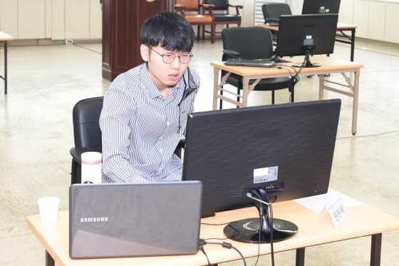 한국기사로는 유일하게 '바둑올림픽'인 응씨배 4강에 오른 신진서 9단이 중국의 자오천위 8단과 준결승 3번기를 오는 10일부터 온라인 대국으로 벌인다.