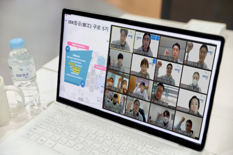 6일 IBK창공 구로센터에서 열린 ‘IBK창공 구로 5기 입소식’을 온라인으로 진행하고 있는 모습.