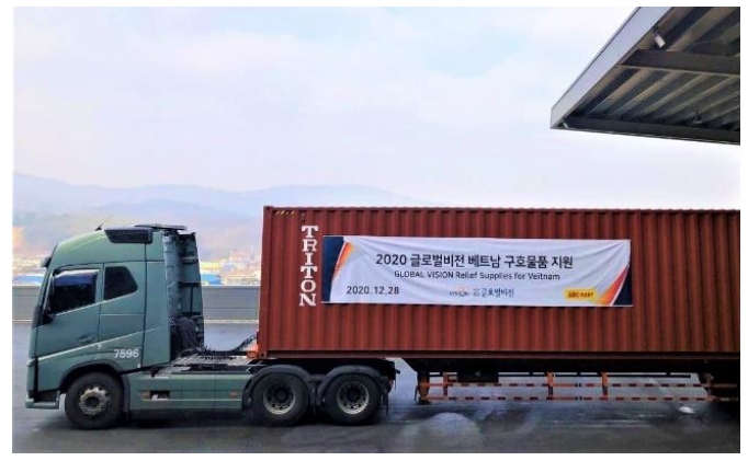 > ABC마트가 베트남 번째성 현지주민과 아동들에게 전달할 기부 물품을 실은운송차량이 ABC마트 물류센터에서 출발 준비를 하고 있다.