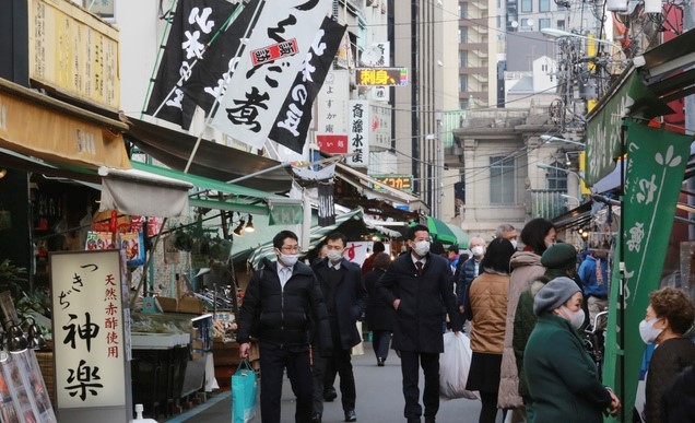 지난 5일 일본 도쿄 쓰키지 수산시장에서 신종 코로나바이러스 감염증(코로나19) 감염 예방을 위해 마스크를 쓴 쇼핑객들이 구경하고 있다. 일본 정부는 오는 7일 긴급사태 선언을 발령할 전망이다.